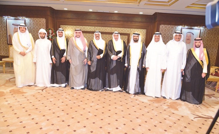 الشيخ فيصل الحمود والفريق أول م. الشيخ أحمد النواف والسفير الإماراتي وعدد من المهنئين خلال حفل الاستقبال﻿