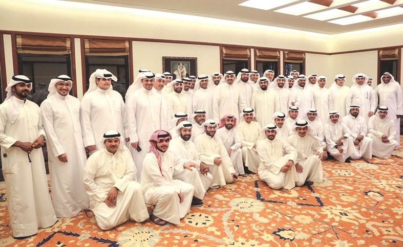 المحامي مهند الساير متوسطا الحضور والمهنئين خلال غبقته الرمضانية	(متين غوزال)﻿