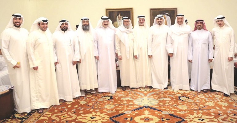مهند الساير مع عدد من المهنئين ﻿