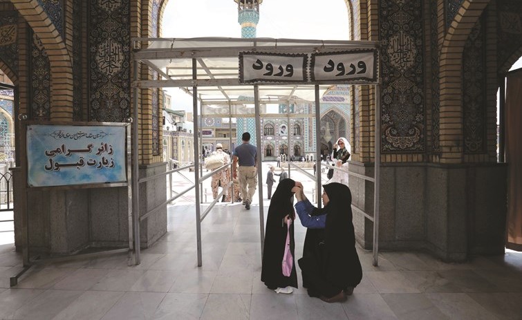 ايرانيون يزورون مسجد إمام زادة صالح في طهران	(ا.ف.پ) ﻿