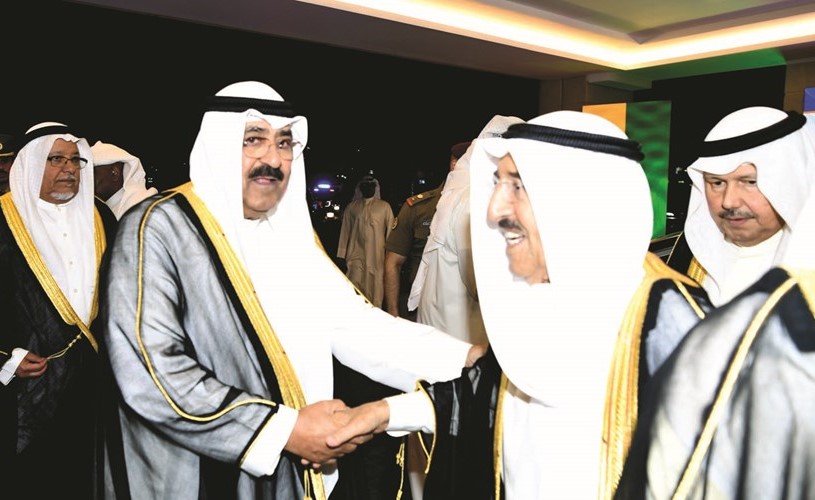 صاحب السمو مصافحا الشيخ مشعل الأحمد﻿
