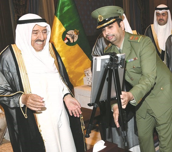 صاحب السمو يطلع من المقدم فهد العجاري على الهدية التذكارية﻿
