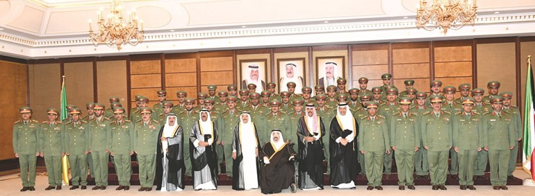صاحب السمو الأمير الشيخ صباح الأحمد وسمو ولي العهد الشيخ نواف الأحمد وسمو الشيخ سالم العلي والشيخ مشعل الأحمد وسمو الشيخ جابر المبارك والشيخ ناصر صباح الأحمد مع قيادات وضباط الحرس في لقطة جماعية ﻿