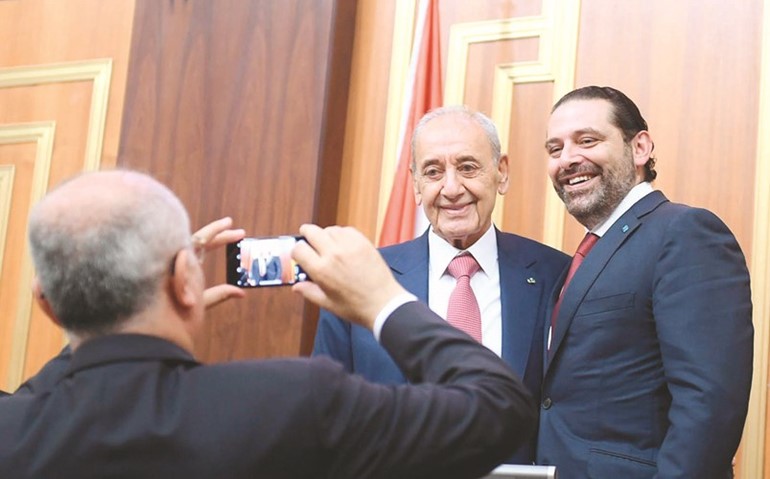 الوزير علي حسن خليل يلتقط صورة للرئيسين نبيه بري وسعد الحريري اثناء التهاني في انتخابات رئاسة المجلس ونائبه	(محمود الطويل)﻿