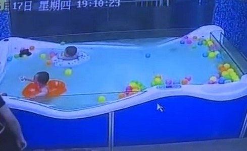 بالفيديو.. لحظة غرق طفل رضيع تحت الماء لمدة 46 ثانية قبل انقاذه