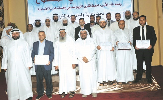 د. محمد الراشد ويوسف الصميعي مع المكرمين﻿