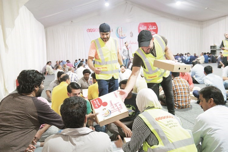 توزيع وجبات الإفطار على الصائمين﻿