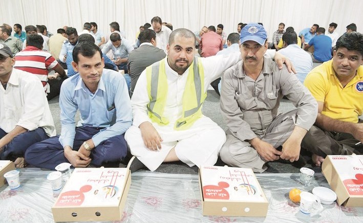 أحد متطوعي نعين ونعاون مع الصائمين﻿