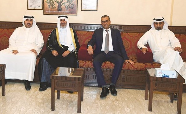 قتيبة الياسين والسفير التونسي أحمد بن الصغير والشيخ فهد جابر الأحمد ومحمد جمعة الياسين﻿