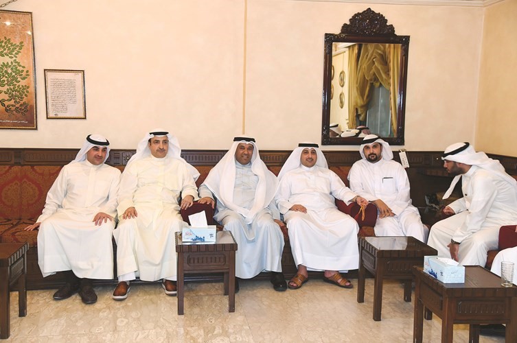 محمد خالد الياسين والنائب أحمد الفضل وفيصل الحليلة وجمال العمر وخالد الياسين﻿
