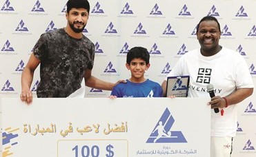 مساعد ندا يكرم الرشدان بجائزة أفضل لاعب﻿
