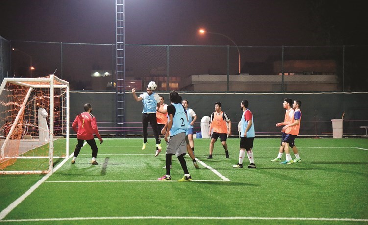 رأسية لاعب لإبعاد الكرة قبل دخولها المرمى﻿