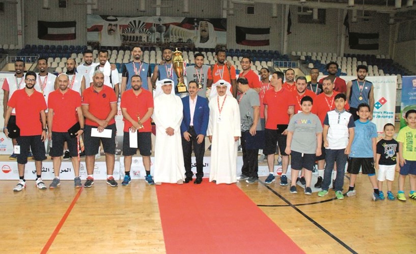 نائل الهزيم وحامد الهزيم والسفير اللبناني ماهر أبو الخير واللجنة المنظمة خلال تتويج النسخة الماضية﻿