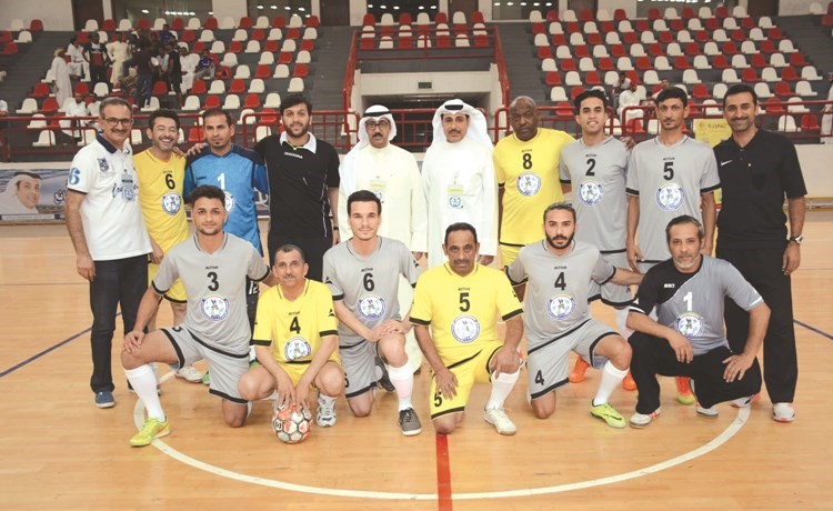 الفريقان قبل انطلاق المواجهة﻿