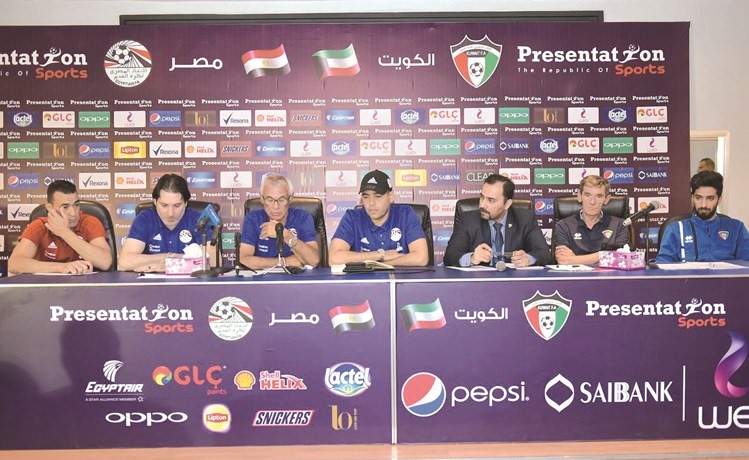 الصربي رادي والأرجنتيني كوبر وفهد الانصاري وعصام الحضري خلال المؤتمر الصحافي﻿