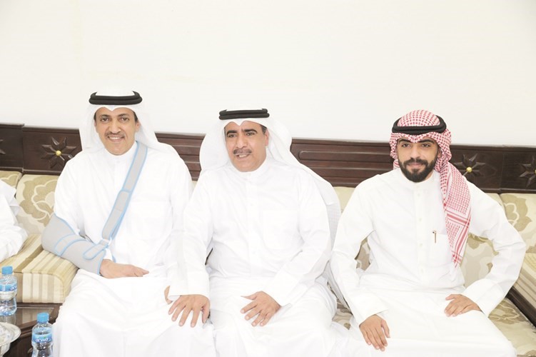 العتيبي مع بعض الحضور﻿