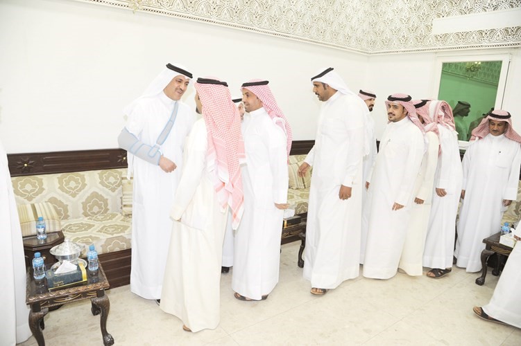 خالد العتيبي خلال استقباله المهنئين﻿