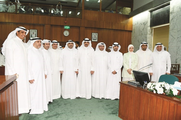 أسامة العتيبي وعبدالله المحري وأعضاء المجلس البلدي في صورة تذكارية ﻿