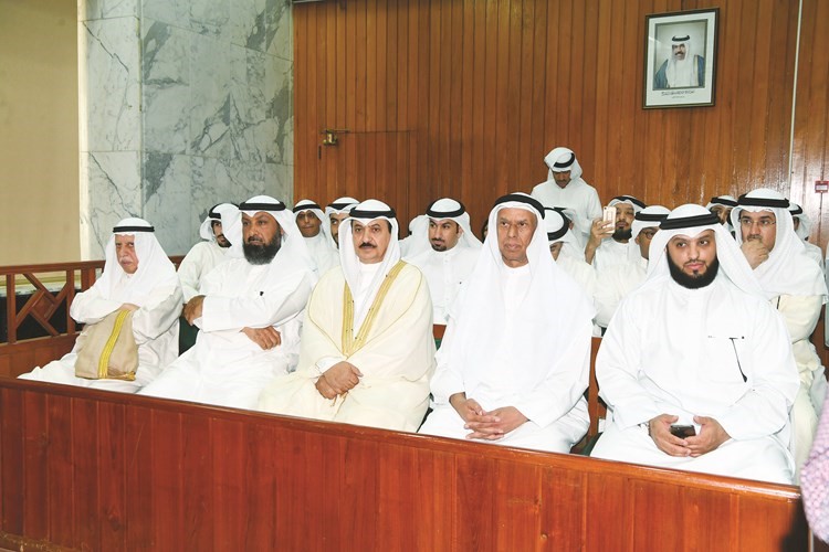أحمد العدساني وزيد العازمي وم.بدر السلمان ومانع العجمي يتقدمون الحضور ﻿