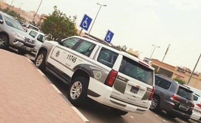 الدورية متوقفة في مواقف المعاقين﻿