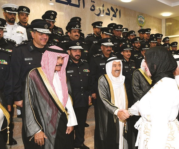 صاحب السمو مصافحا إحدى منتسبات الإدارة العامة للإطفاء﻿