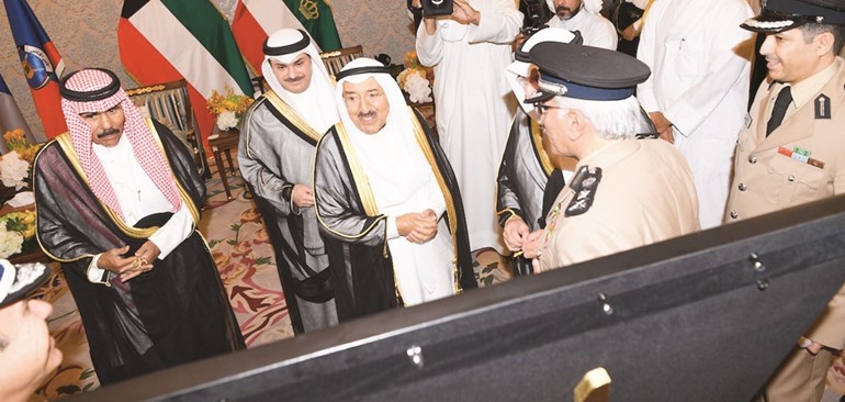 هدية لصاحب السمو يقدمها الفريق محمود الدوسري بحضور سمو ولي العهد﻿