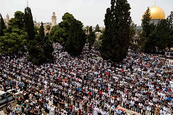 200 ألف مصل أدوا صلاة الجمعة الثانية من رمضان في "الأقصى"