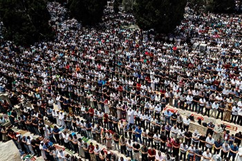 200 ألف مصل أدوا صلاة الجمعة الثانية من رمضان في "الأقصى"