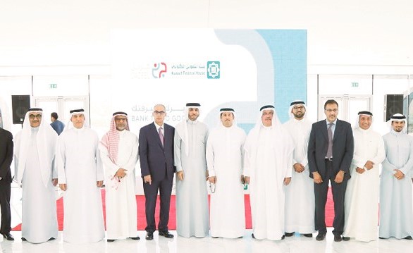الرئيس التنفيذي لـ بيتك - البحرين عبدالحكيم الخياط متوسطا الإدارة التنفيذية﻿