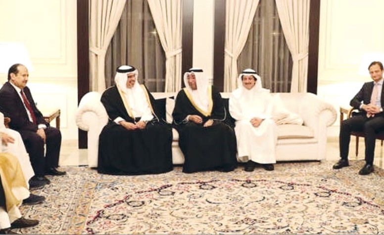 ولي عهد البحرين خلال زيارته أحد المجالس الرمضانية بحضور السفير الشيخ عزام الصباح﻿