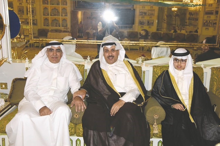 عبدالعزيز الحساوي يتلقى تهنئة الشيخ حمد جابر العلي﻿