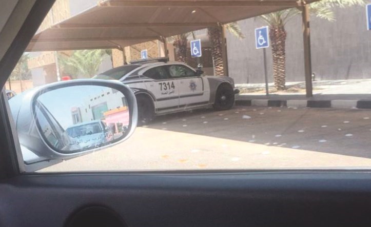 قائد الدورية تعمد الوقوف في مواقف المعاقين رغم خلو المستوصف﻿