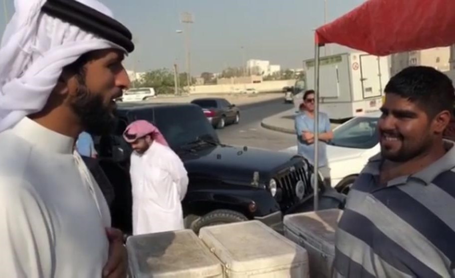 بالفيديو.. نجل ملك البحرين يفاجئ شقيقين بحرينيين يبيعان السمك بافتتاح مطعم لهما