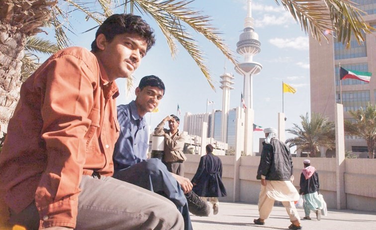 1405 دنانير معدل الراتب الشهري للكويتي.. و291 للوافد