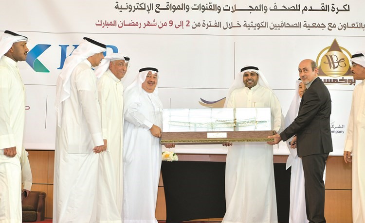 درع تذكارية من بوخمسين إلى الوزير الجبري لرعايته دورة النهار الرمضانية الثانية﻿