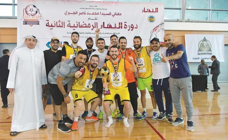 فرحة أعضاء فريق الأنباء وبعض الزملاء بكأس البطولة	(قاسم باشا)﻿