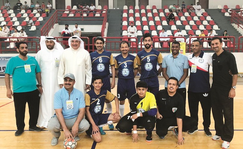 اللجنة المنظمة مع أحد الفرق المشاركة﻿