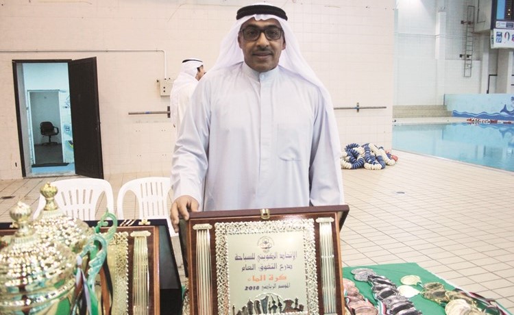 ديين الديين مع درع البطولة﻿