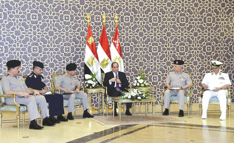 الرئيس عبدالفتاح السيسي خلال لقائه مع وزير الدفاع الفريق أول صدقي صبحي وكبار قادة القوات المسلحة امس الاول ﻿