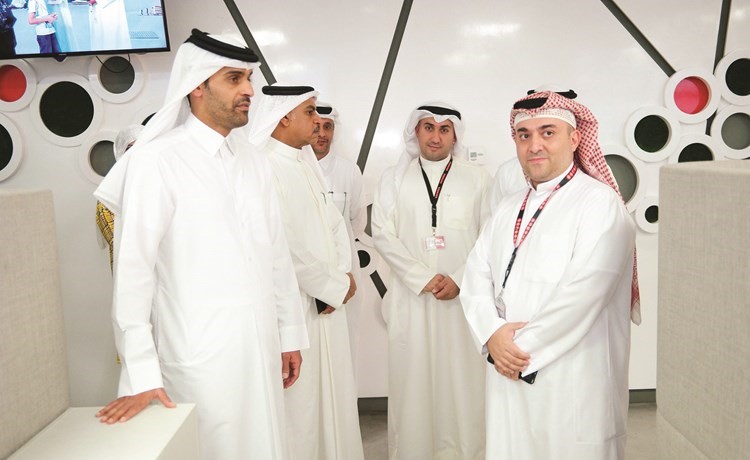 الرئيس التنفيذي مع موظفي خدمة العملاء﻿
