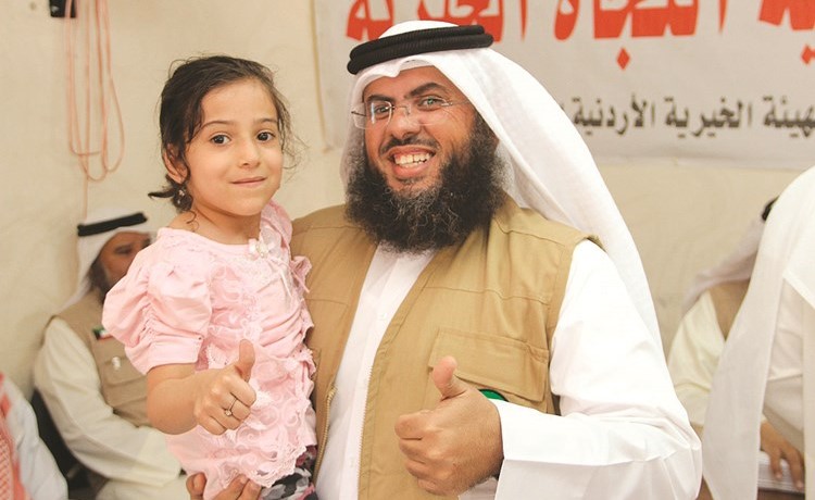 الهولي وابتسامة مع يتيمة سورية﻿