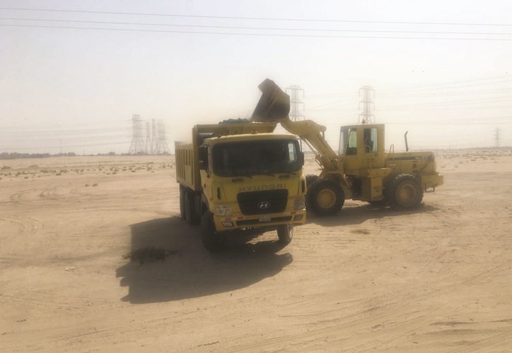 نقل الرمال لموقع الحريق ﻿
