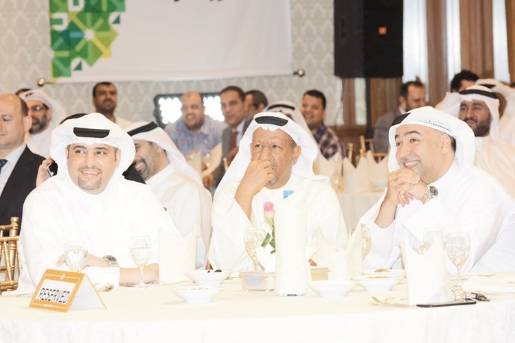 من اليمين فهد المخيزيم وعدنان القناعى ويوسف الرويح﻿