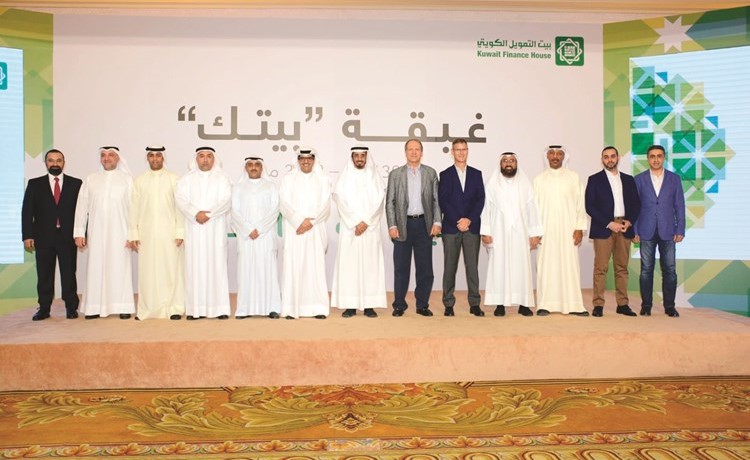 مازن الناهض متوسطا بعض أعضاء الإدارة التنفيذية﻿