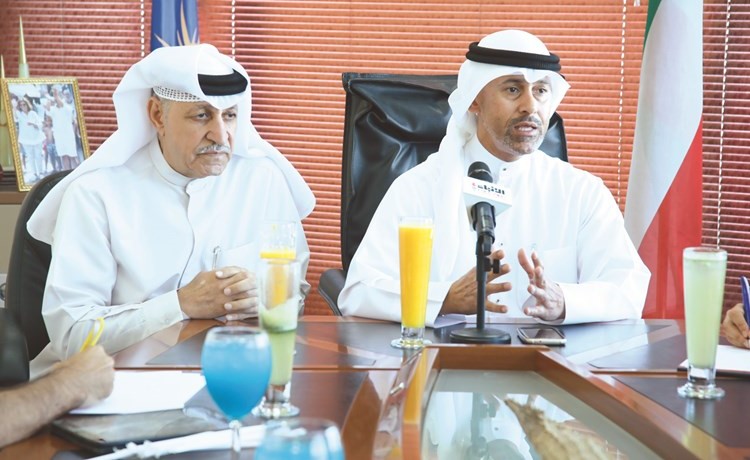 محمد عبدالرضا خورشيد ومحمد العنزي خلال المؤتمر	(احمد علي)﻿