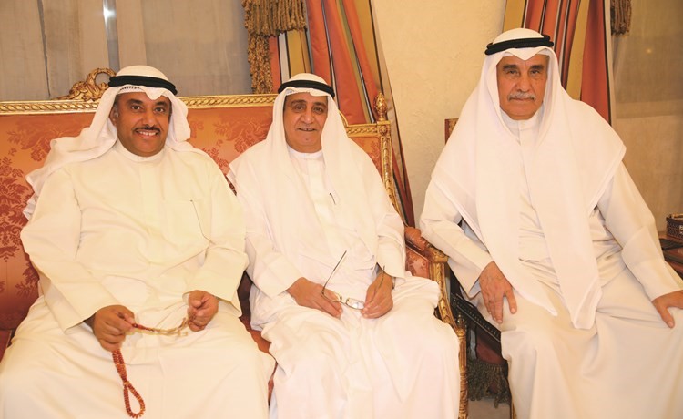 محمد سنان متوسطا غازي الفليج وعزام الفليج﻿