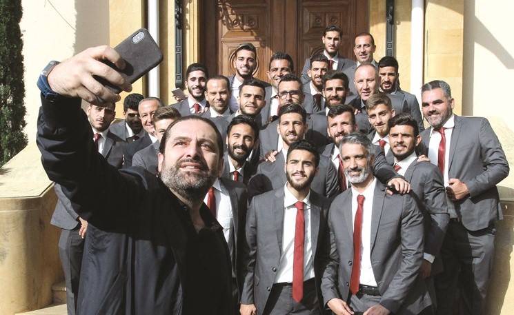 الحريري مسقبلا وفد نادي النجمة الرياضي في بيت الوسط في زيارة شكر لدعمه مشاركتهم في البطولة العربية للأندية الأبطال بعد تأهلهم للنهائيات(محمود الطويل)﻿