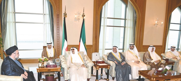 صاحب السمو الأمير الشيخ صباح الأحمد مستقبلا د.إبراهيم بحر العلوم بحضور الشيخ علي الجراح والشيخ محمد العبدالله والفريق ثابت المهنا والشيخ خالد العبدالله﻿