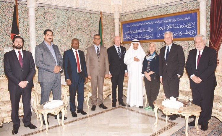 عبدالعزيز البابطين خلال استقباله عددا من السفراء ﻿