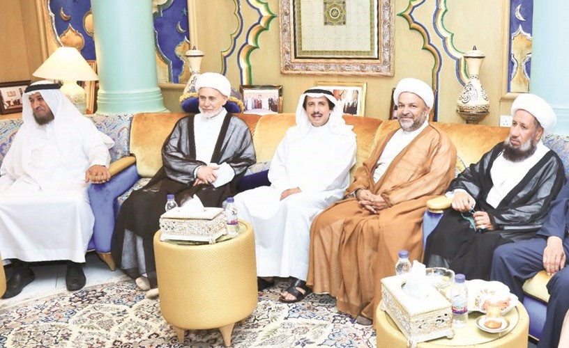 السفير الشيخ عزام الصباح خلال اللقاء مع عبدالحسين العصفور﻿